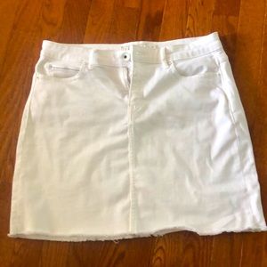 Vineyard Vines  white denim, short skirt